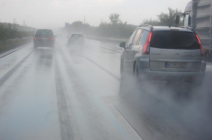 4 Cara Menghindari Bahaya Aquaplaning saat Berkendara di Musim Hujan