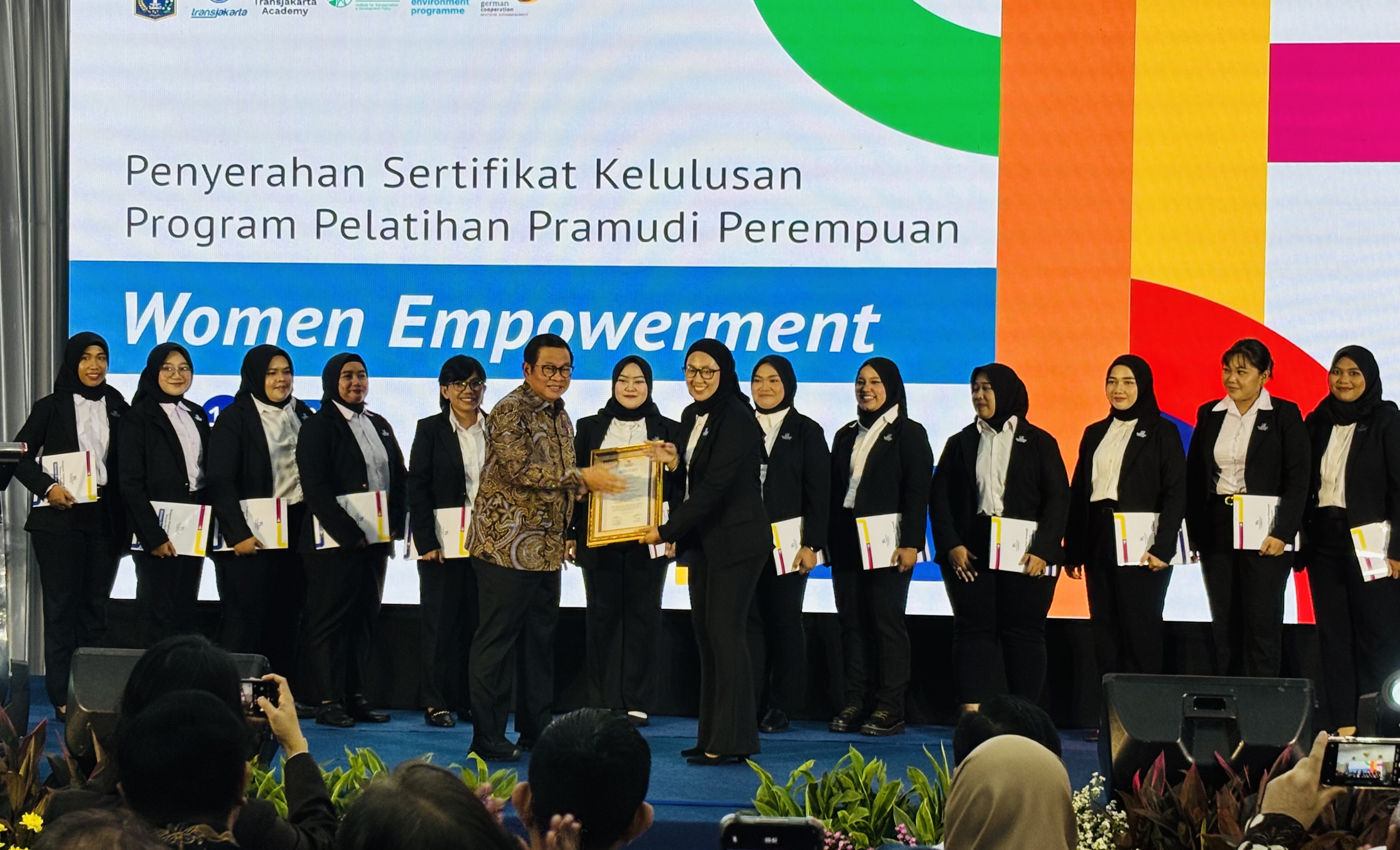 Selamat! Transjakarta Resmi Punya 13 Sopir Perempuan Baru