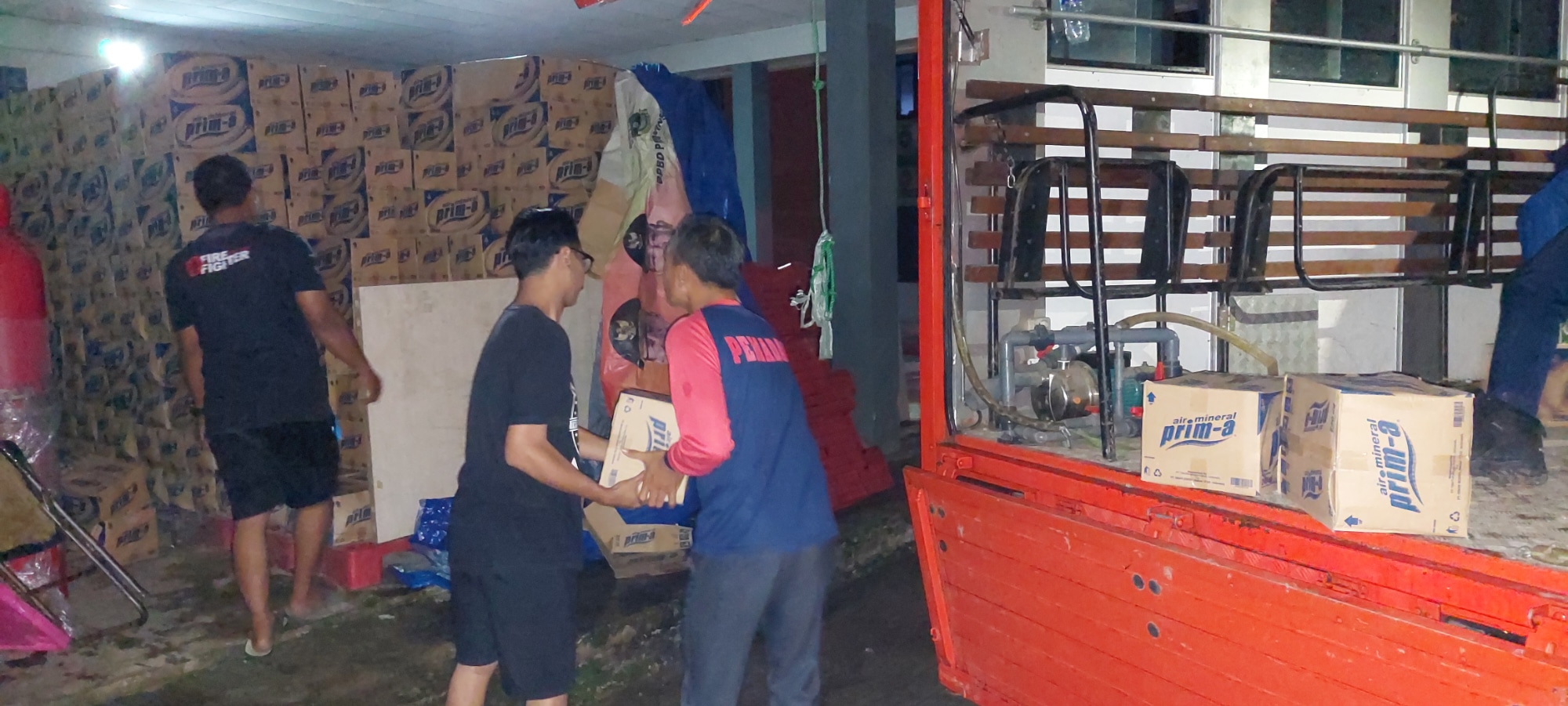 Warga Kelapa Dua Terdampak Banjir Terima Bantuan Makanan Siap Saji