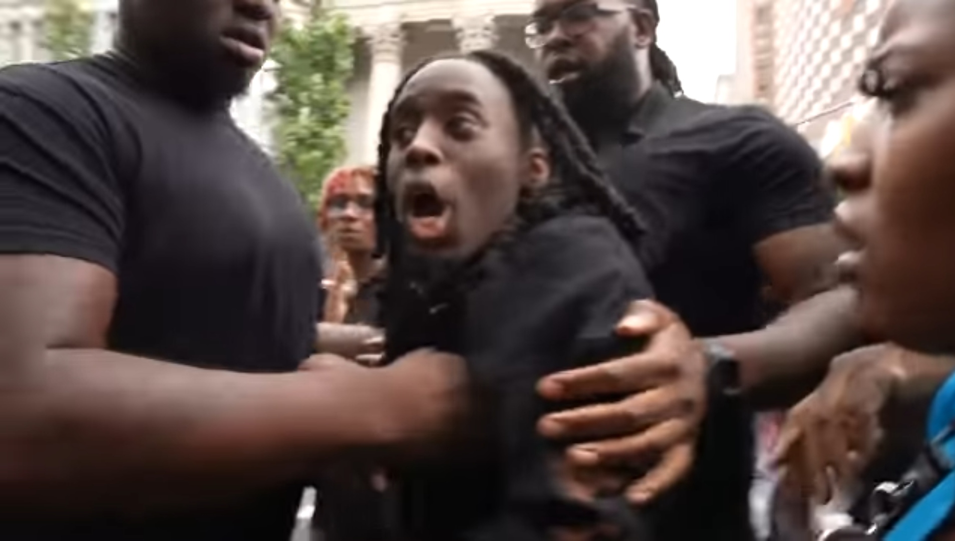 YouTuber Ini Ditangkap Polisi Usai Bikin Kerusuhan di Acara Giveway PS5