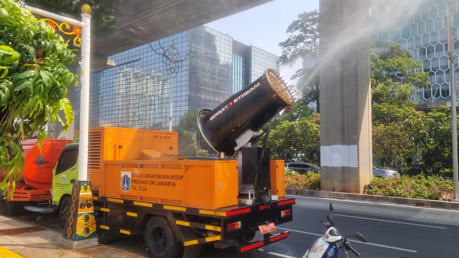 Petugas Water Mist DLH DKI Semprot Abu Vulkanik Krakatau