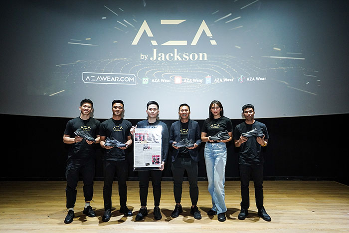 Zohri Kenakan Sepatu AZA by Jackson Black Classic