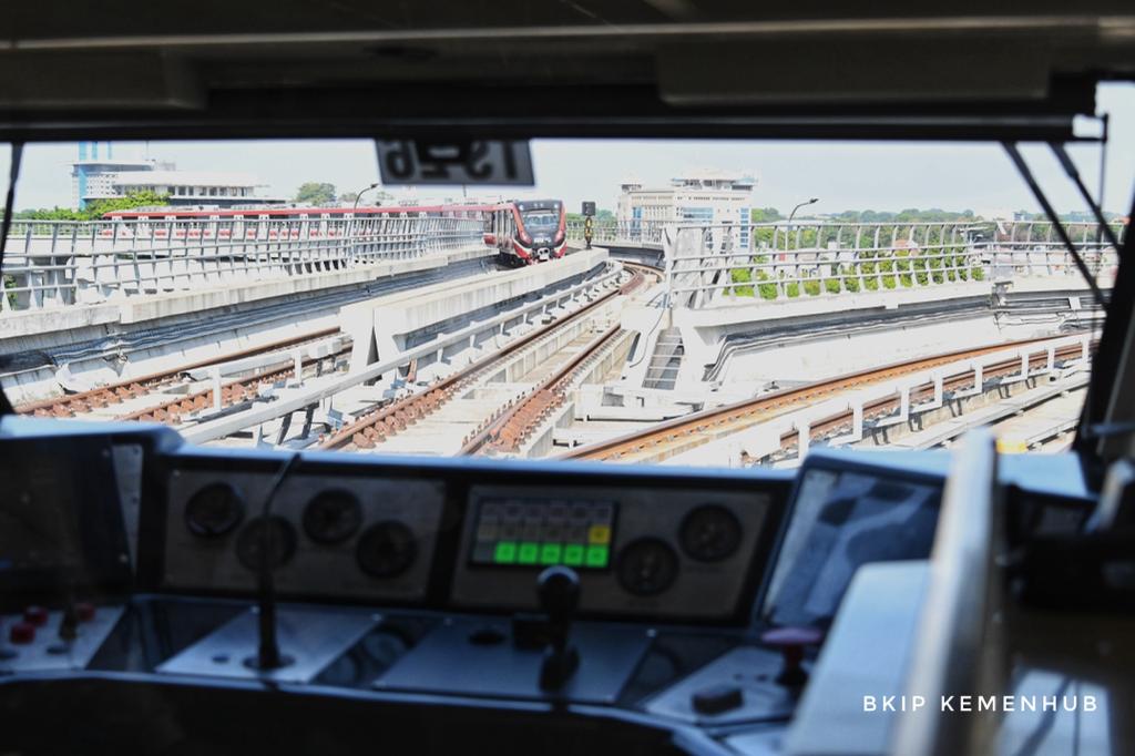 LRT Jabodebek Layani 2 Juta Penumpang Dalam 3 Bulan, Kemenhub Obral Tarif Promo untuk Weekend