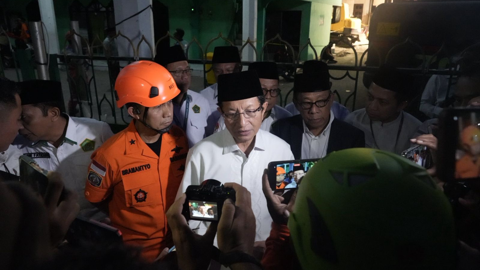 Menag Kunjungi Korban Ambruknya Ponpes Al Khoziny, Pastikan Bantuan dan Evaluasi Konstruksi