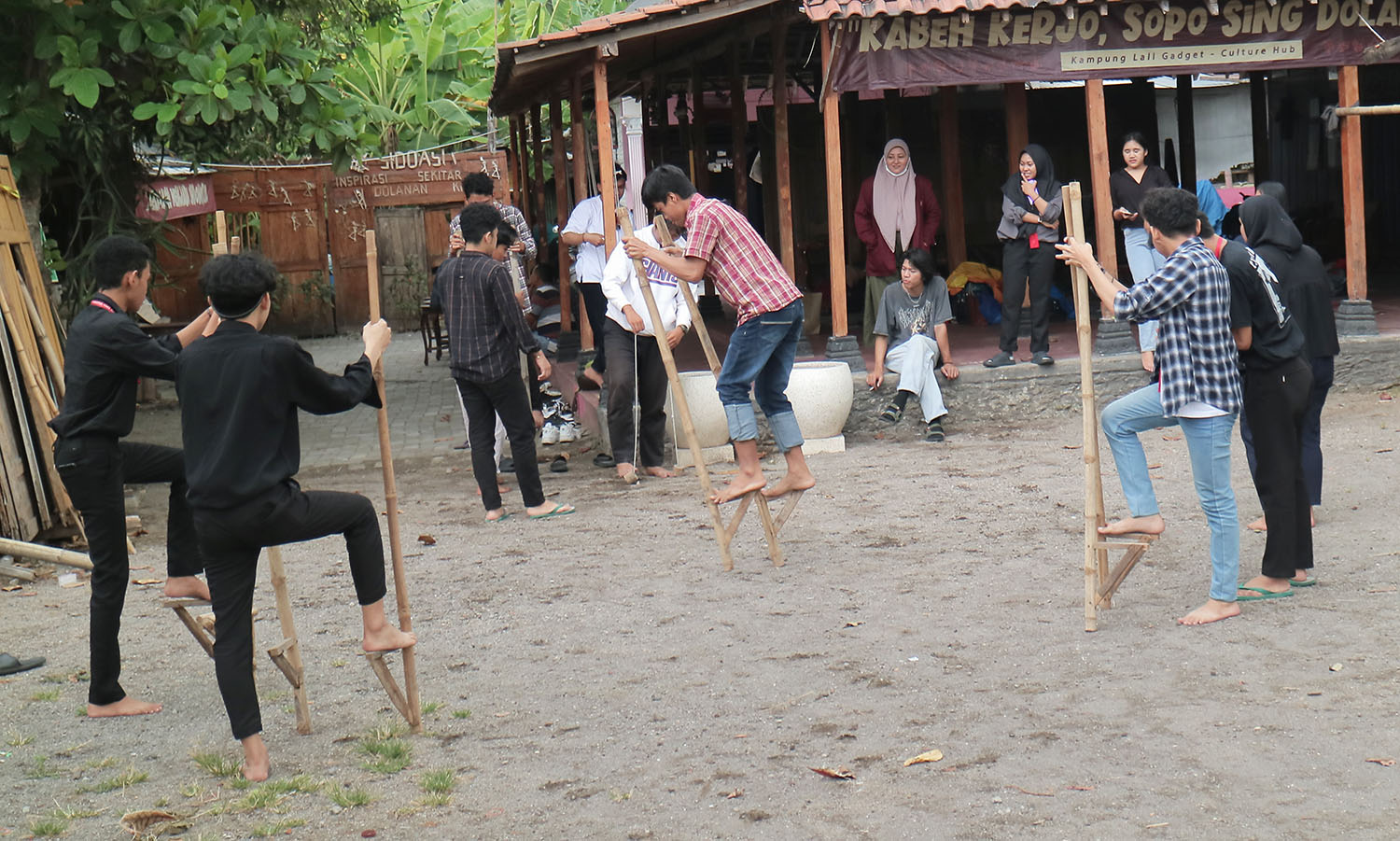 Unik! Egrang, Olahraga Tradisional yang Sarat Makna