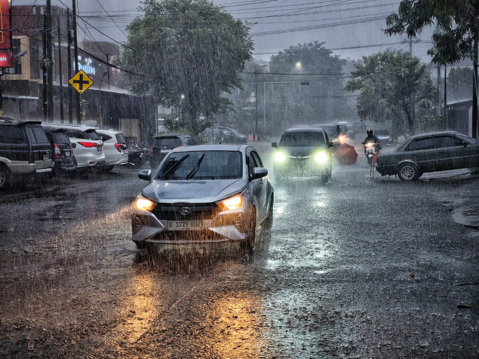 Waspada! BMKG Sebut Bibit Siklon di Selatan Jawa Berpeluang Tinggi Jadi Siklon Tropis