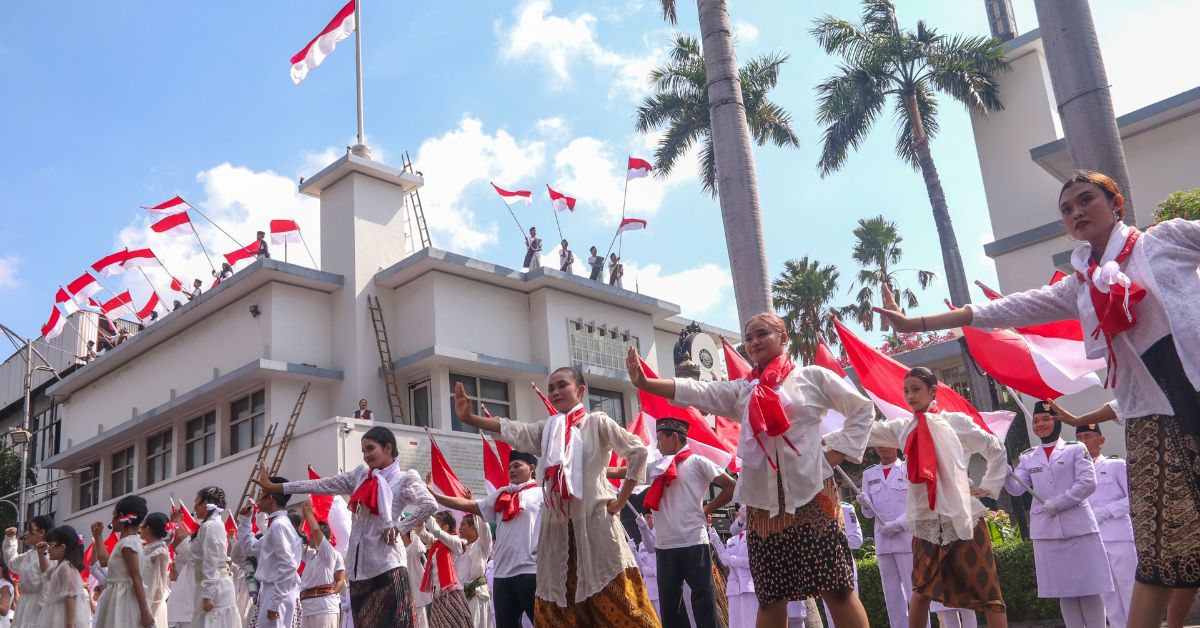 750 Bendera Semarakkan Teatrikal Kolosal Surabaya Merah Putih di Hotel Majapahit