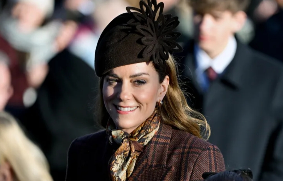 Gaya Kerajaan Inggris Rayakan Natal, Cantiknya Kate Middleton dan Charlotte Kompak dengan Outfit Cokelat 