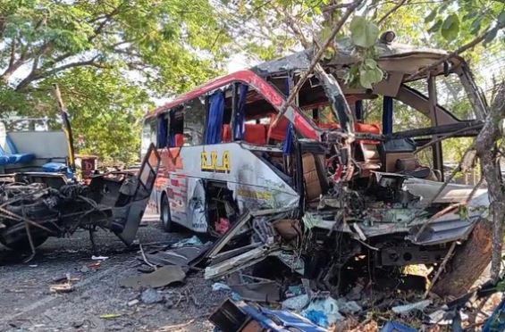 Kecelakaan Maut Bus Sugeng Rahayu Vs Eka Cepat di Ngawi, 3 Orang Tewas 14 Luka - Luka