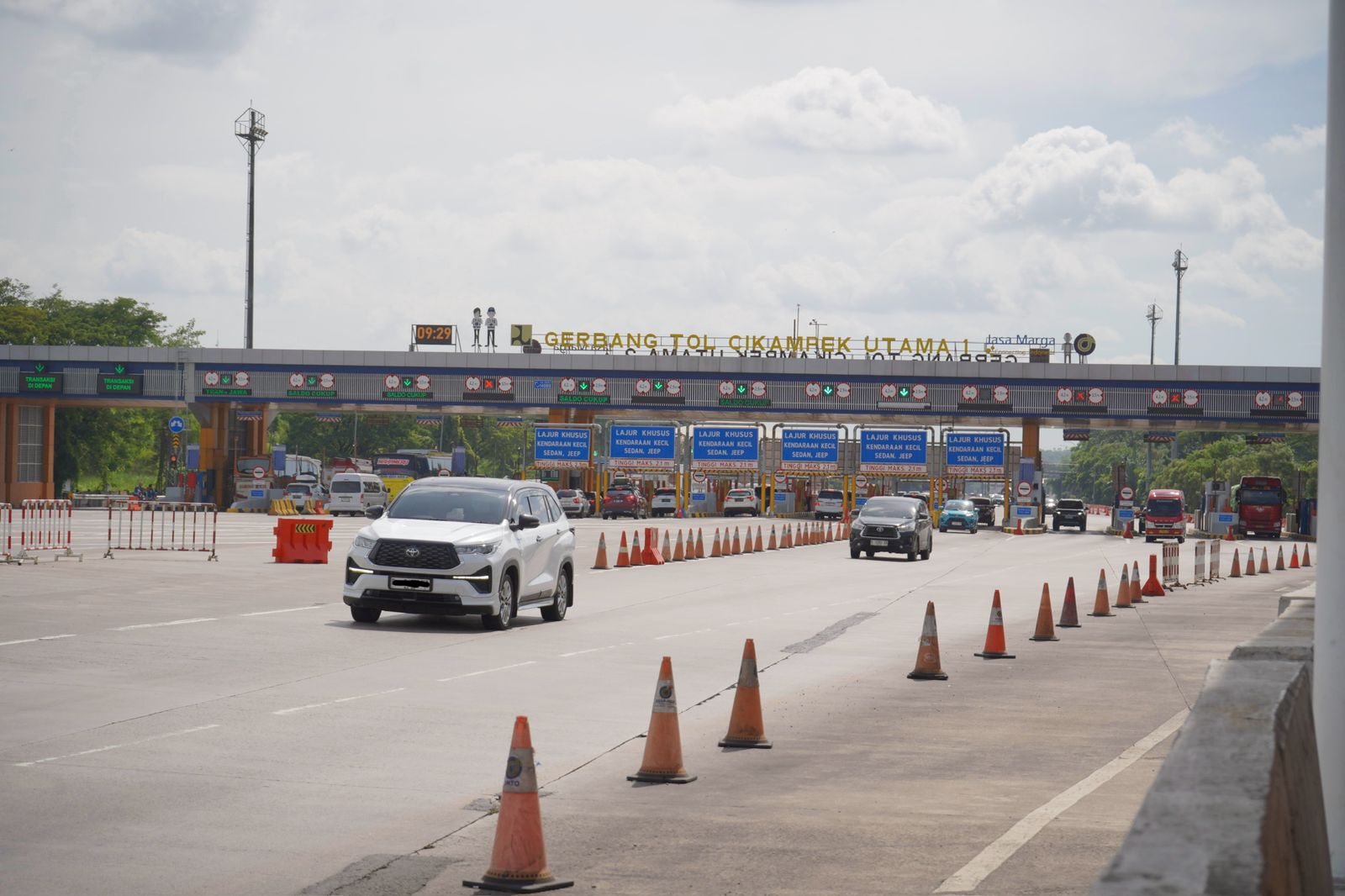 Tol Trans Jawa Mulai Ramai Jelang Nataru, Jasa Marga Imbau Pengendara Waspadai Cuaca Hujan