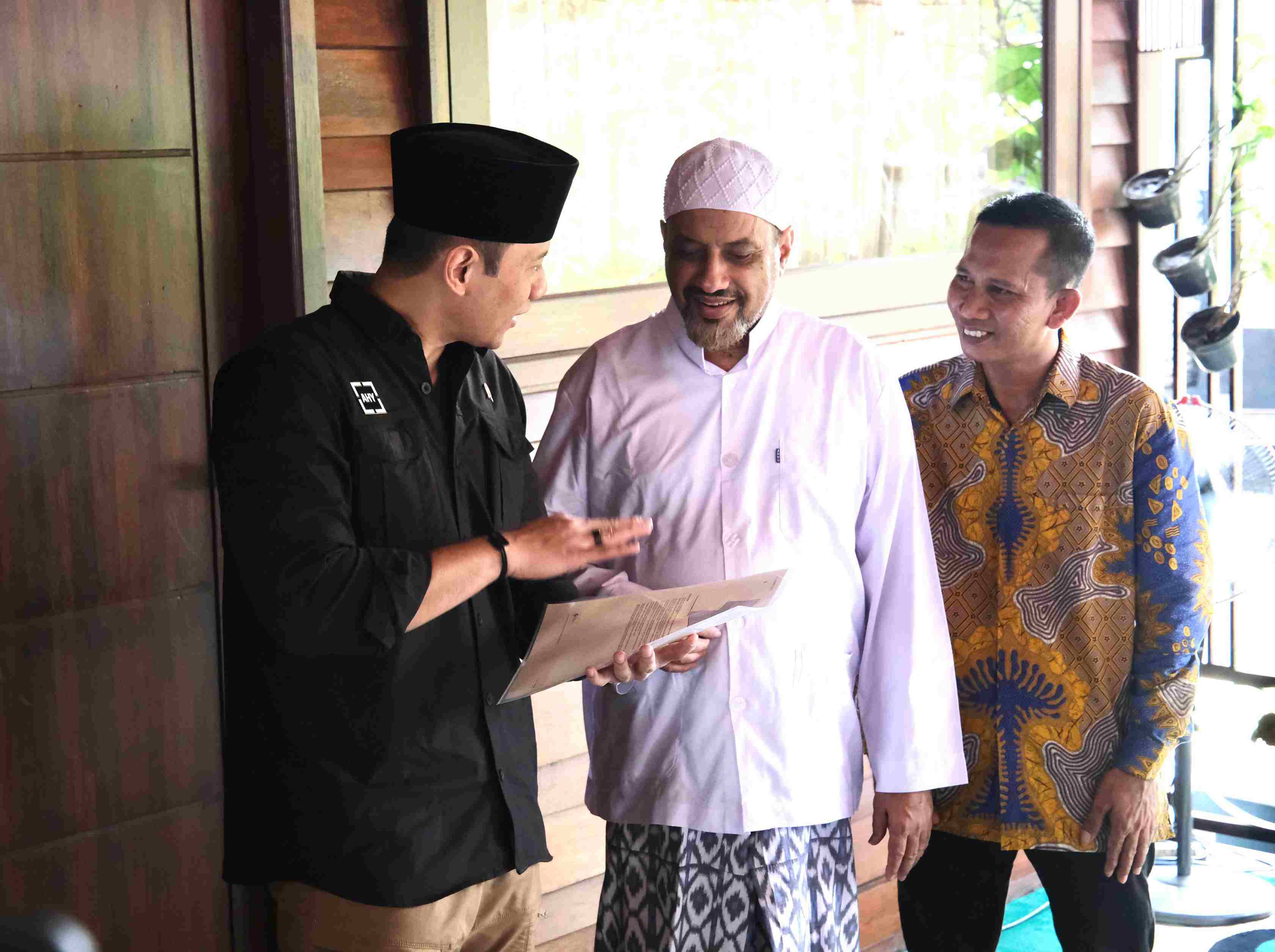 AHY Serahkan Puluhan Sertipikat Tanah Wakaf di Pasuruan untuk Yayasan Habib Taufiq Assegaf