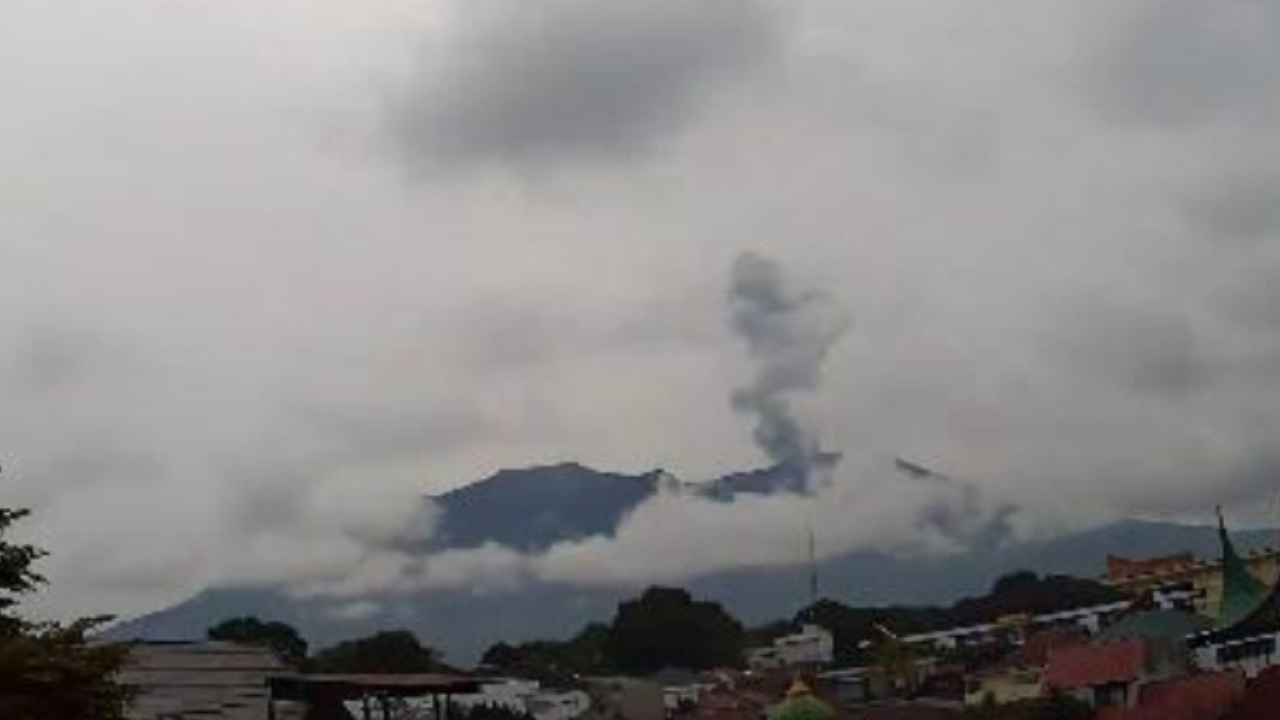 Gunung Marapi Erupsi Pagi Ini, Sembur Abu Vulkanik hingga 500 Meter