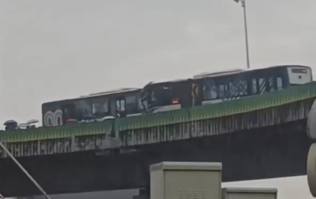 2 Bus TransJakarta Adu Banteng di 'Jalur Langit' Cipulir Disebut Akibat Sopir Mengantuk