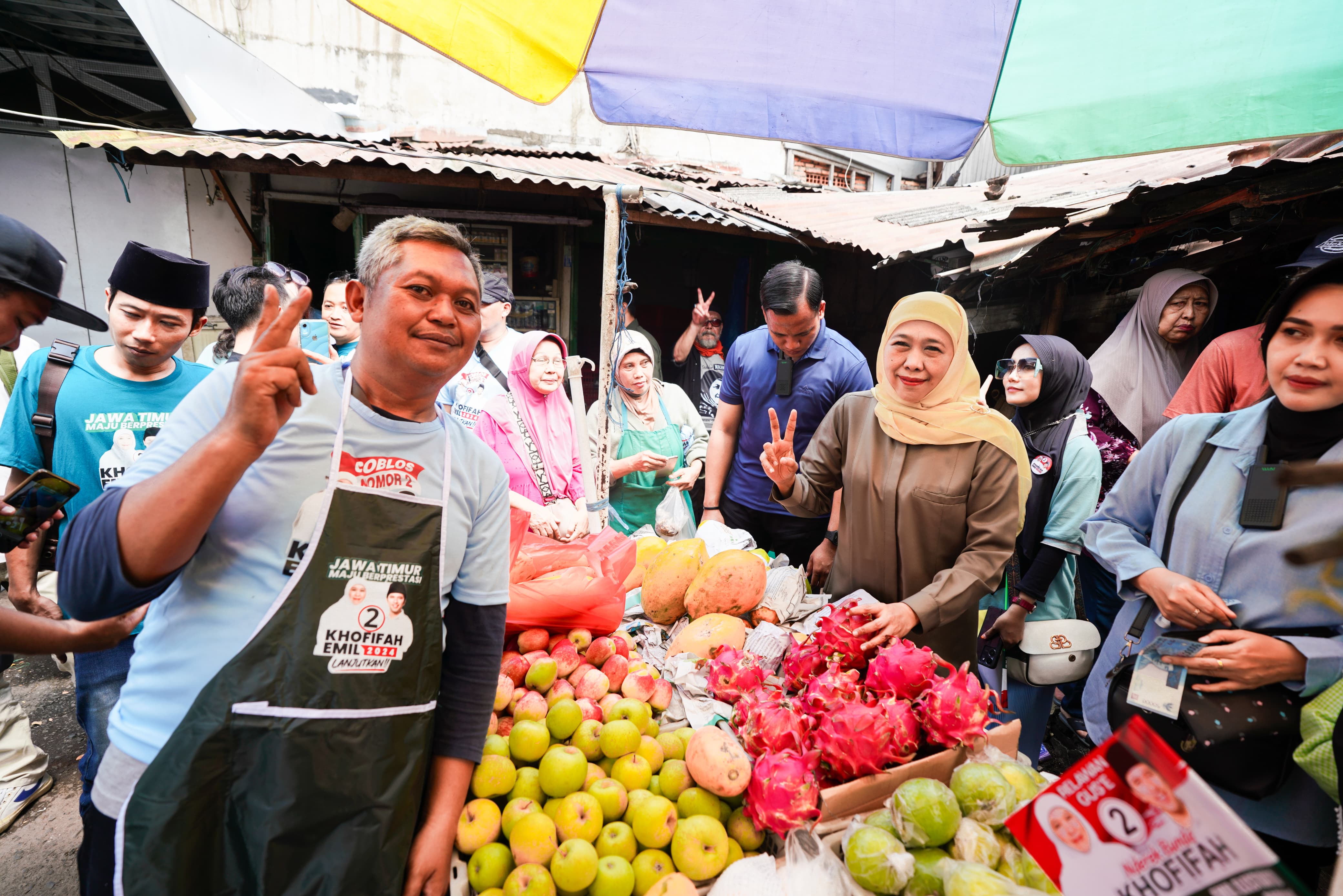 Khofifah Blusukan ke Pasar Blimbing Malang, Ajak Pedagang Coblos Nomor 2 di Pilgub Jatim