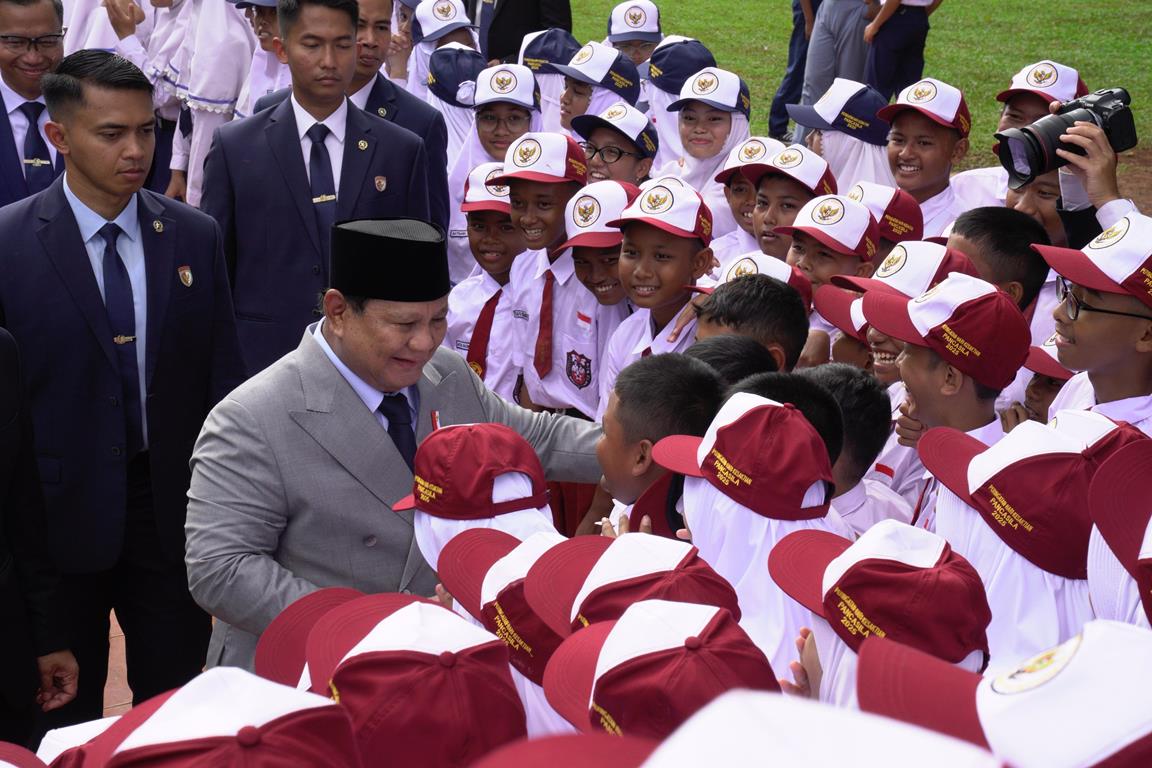 Prabowo Disambut Hangat Siswa saat Peringatan Hari Kesaktian Pancasila di Lubang Buaya