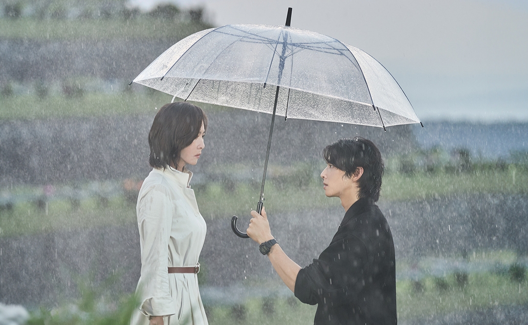 Pesona Cha Eun Woo Memikat di Poster Wonderful World, Romantis Payungi Kim Nam Joo