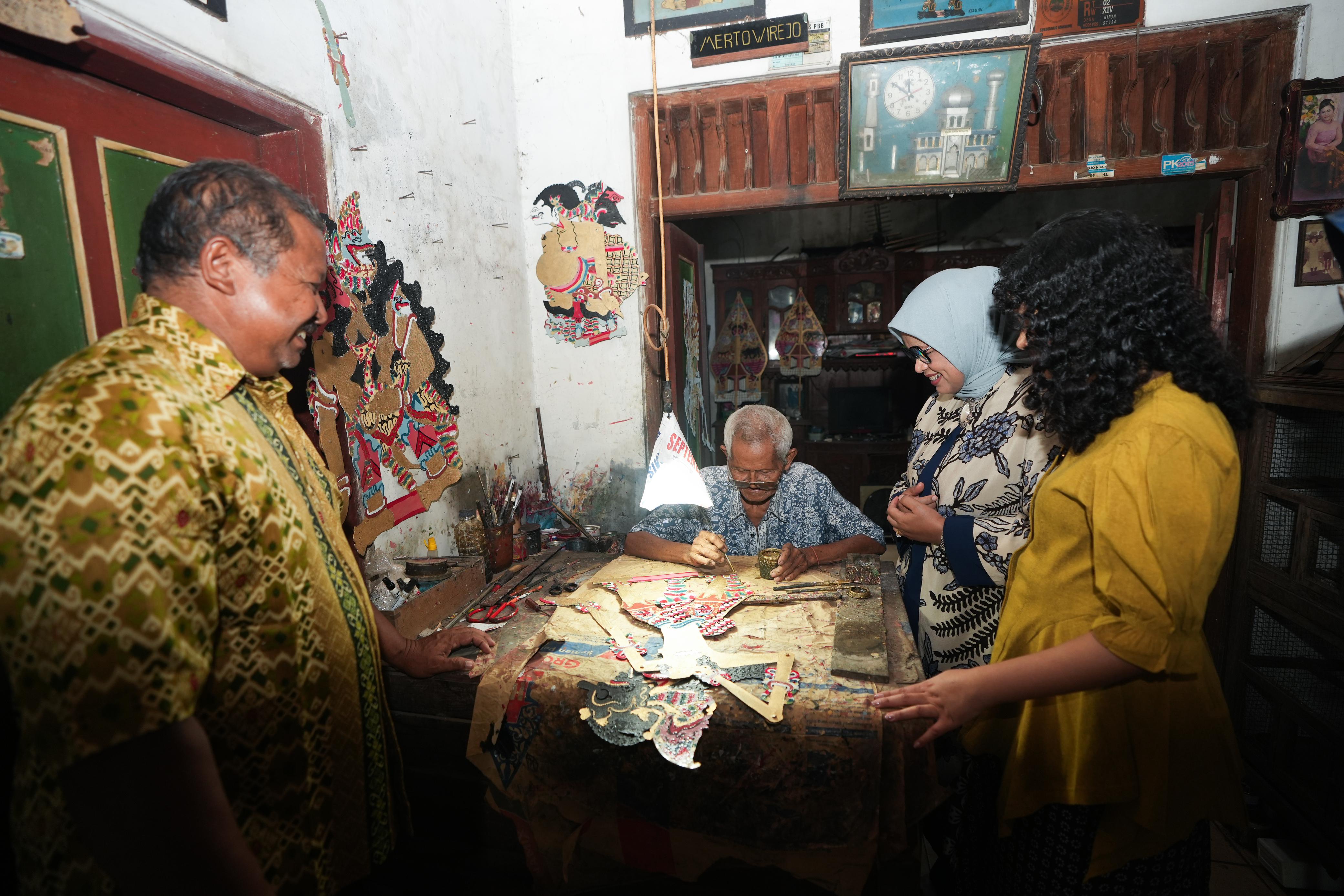 Jumpa Perajin Wayang Kertas Wondertex Mbah Brambang di Sukoharjo, Fery Farhati Bawa Pulang Puntadewa dan Kresna