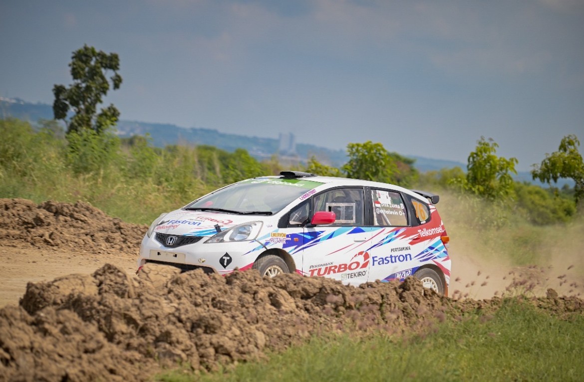 Diva Zahra Libas Tantangan Sirkuit POJ City di Kejurnas Sprint Rally Putaran 3