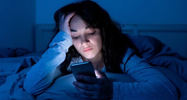 Suka Scroll sebelum Tidur? Waspadai Dampaknya pada Otak