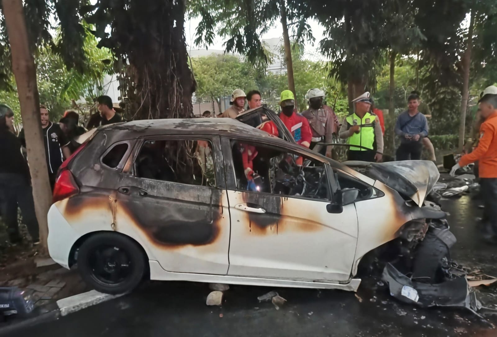 Mobil Honda Jazz Terbakar di Manyar Kertoarjo, Dua Tewas dan Satu Luka Serius