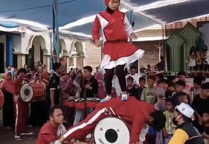 Viral! Aksi Tak Biasa Drumband Pelajar di Probolinggo, Netizen: Menyakiti Diri Sendiri