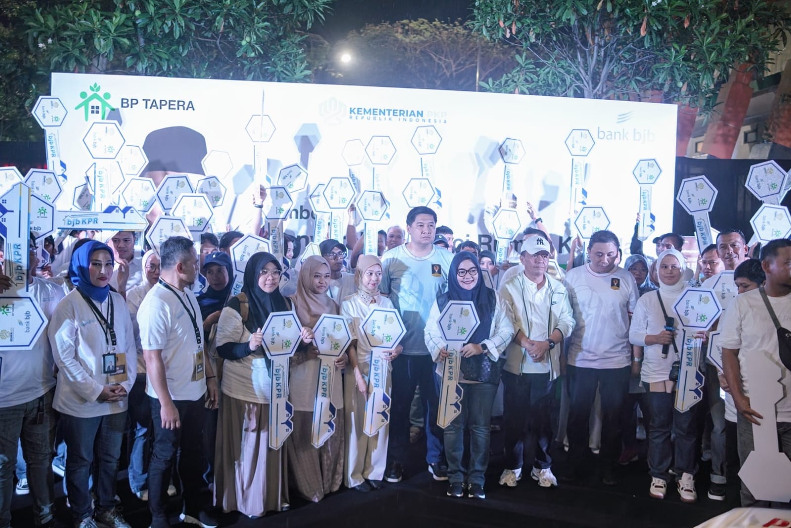 Bank BJB Serahkan Kunci Secara Simbolik ke 100 Debitur FLPP