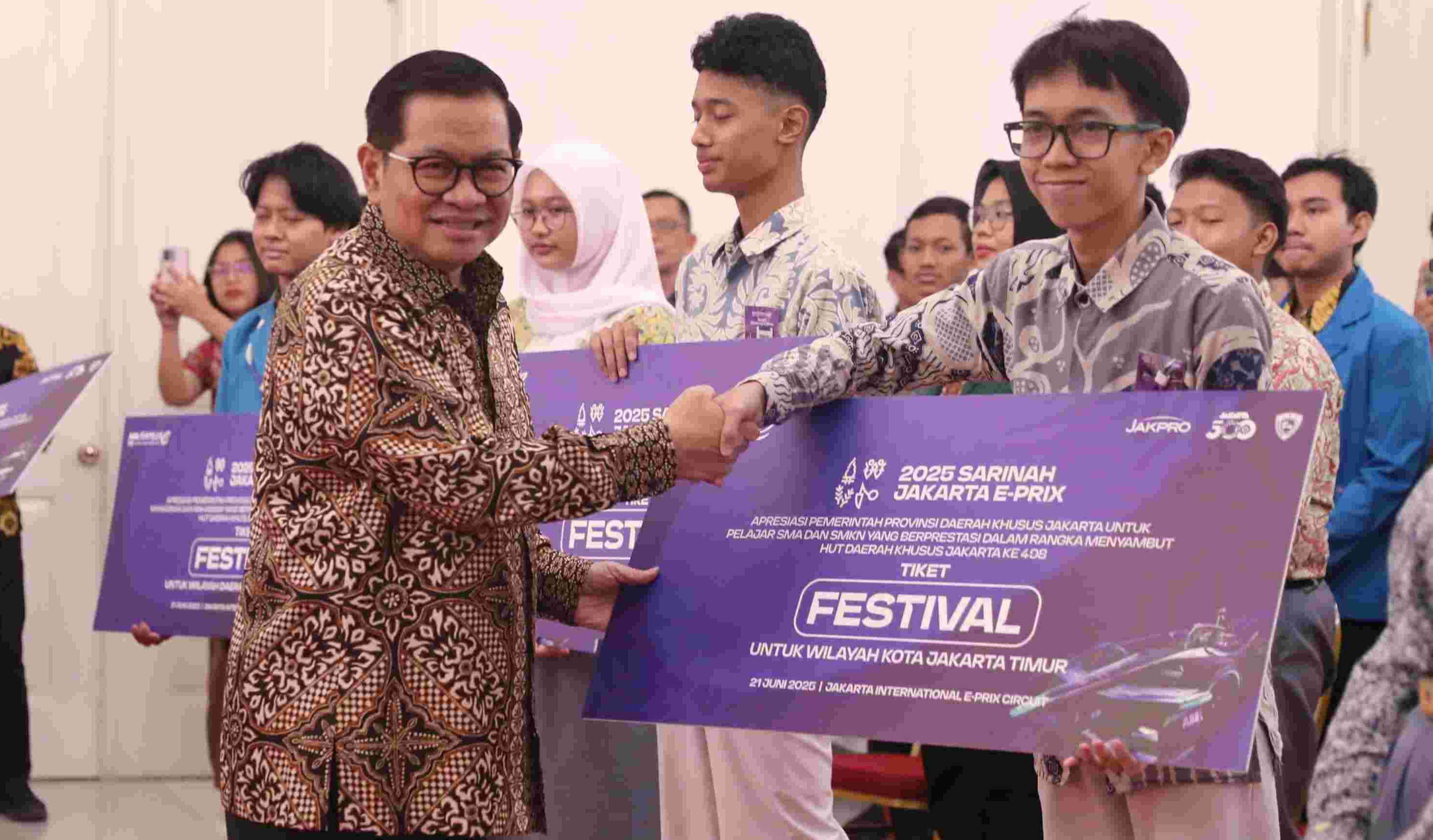 Pramono Bagikan Tiket Formula E Gratis untuk 3.400 Siswa Berprestasi