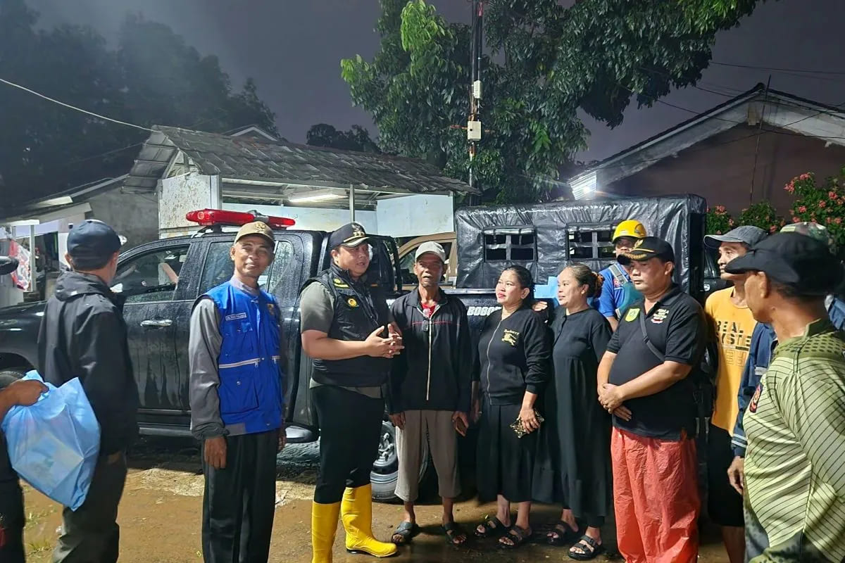 ALHAMDULILLAH! Cek Bansos, Warga Terdampak Banjir di Bogor Terima Bantuan Senilai Rp 227 Juta