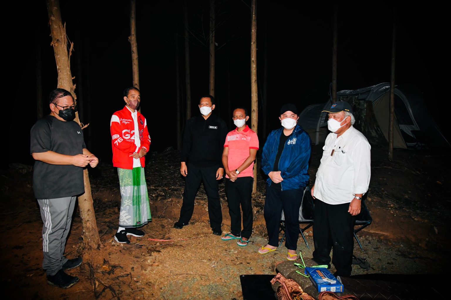 Presiden Joko Widodo Tampil Modis Dengan Jaket Merah G20, Sarung Kotak Saat Camping di Kawasan Titik Nol IKN