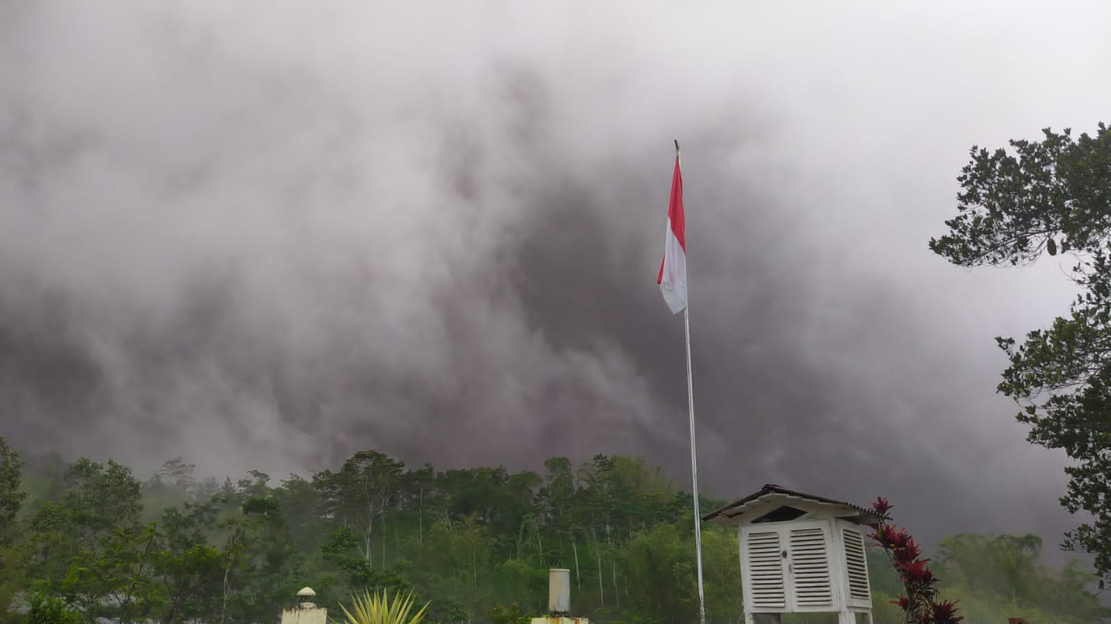 Gunung Merapi Muntahkan Awan Panas Guguran, Hujan Air Disertai Abu Vulkanik Terjadi di Boyolali dan Magelang