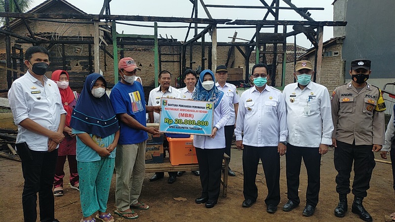 Dewi Handajani Serahkan Bantuan untuk Korban Kebakaran Rumah