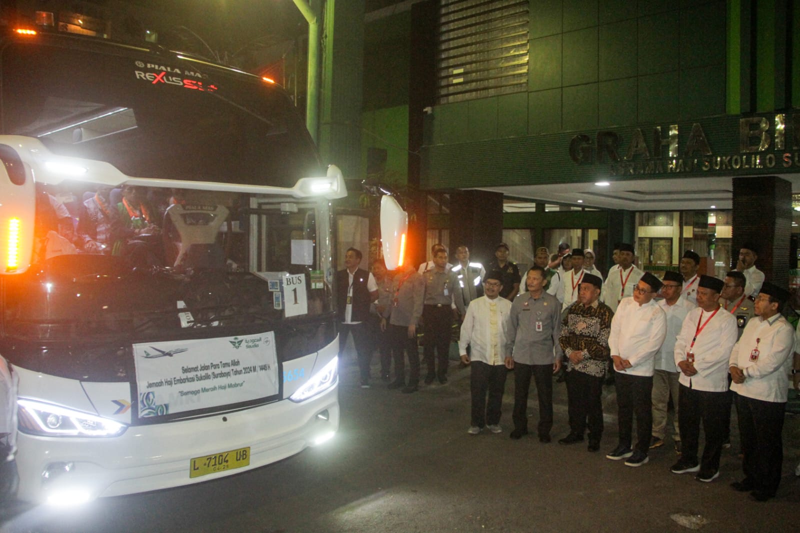 PJ Gubernur Jatim Lepas Rombongan Jamaah Haji Kloter 1 dari Asrama Embarkasi Surabaya