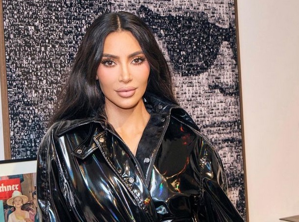 Dirumorkan Tak Diundang ke Met Gala, Kim Kardashian Posting Foto Bareng Kucing 