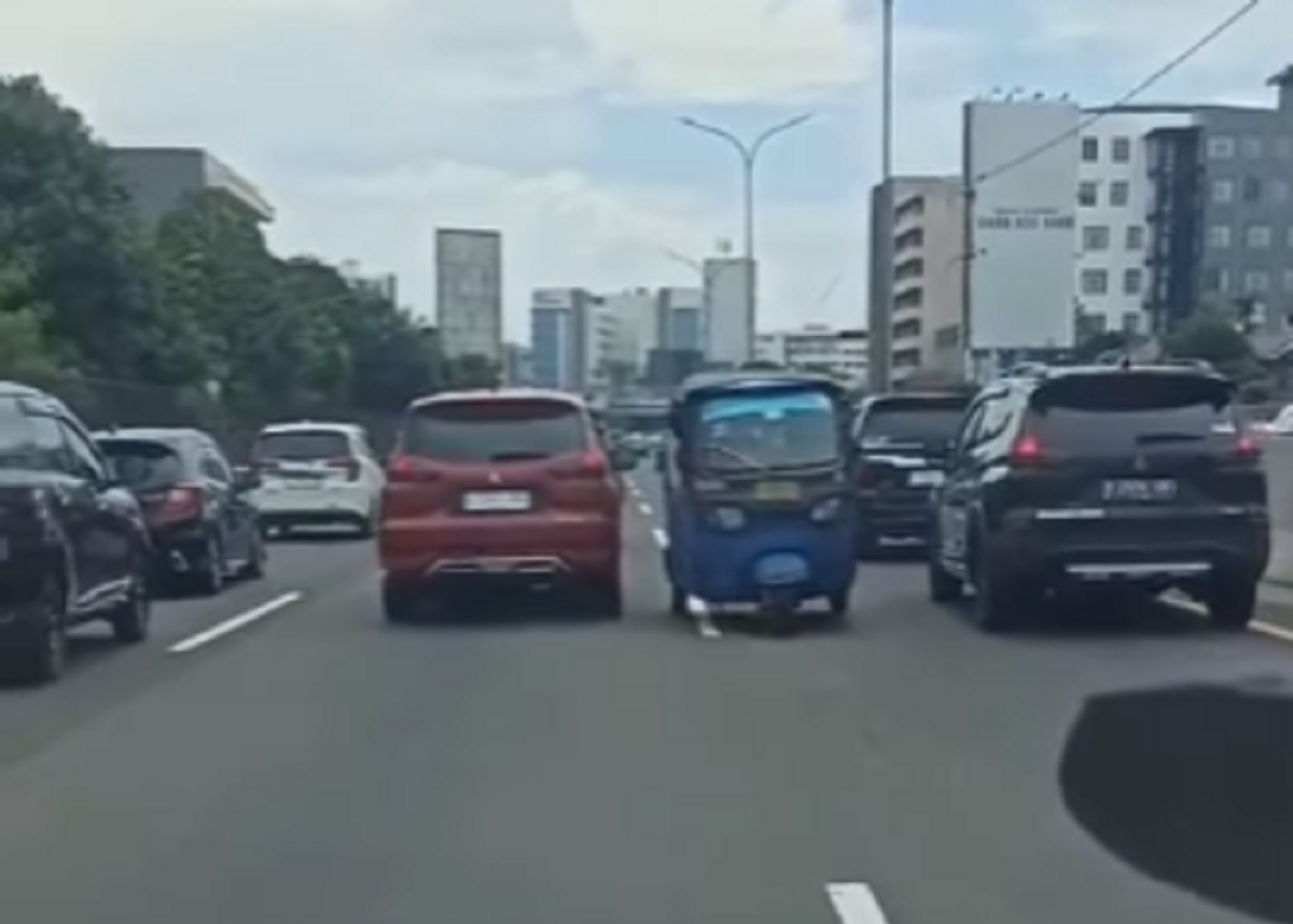 Viral! Bajay Nekat Masuk Tol Jakarta-Tangerang, Lebih Parahnya Lagi Lawan Arah