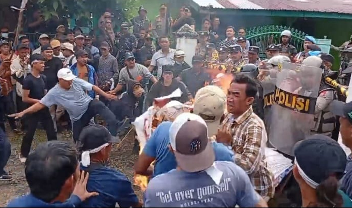 Demo di Kantor Bawaslu Bengkulu Selatan Berujung Rusuh, Suara Tembakan dan Kepulan Asap Tebal di Aksi ke 8