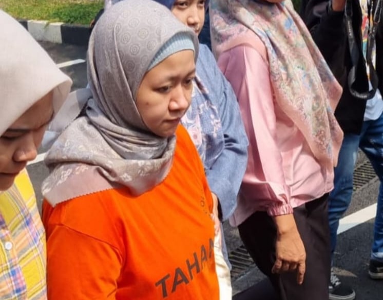 Penampakan Meita Irianty Pakai Baju Tahanan, Bos Daycare Depok yang Tega Siksa Anak