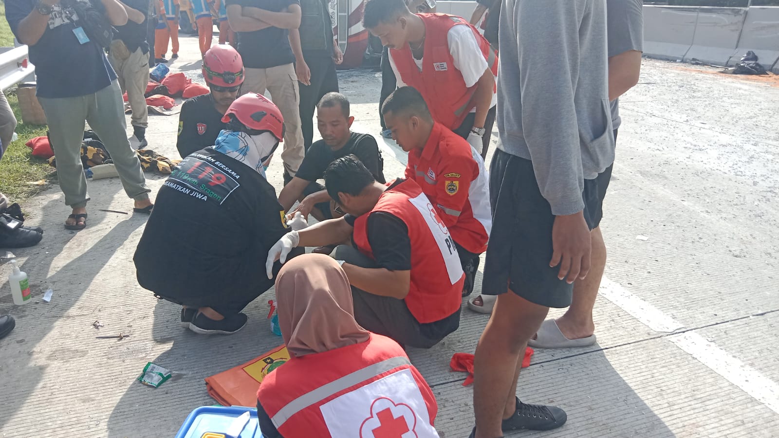 Sepulang Kampanye Akbar Ganjar-Mahfud di GBK, Rombongan Bus Partai Hanura Terguling di Tol Solo-Ngawi