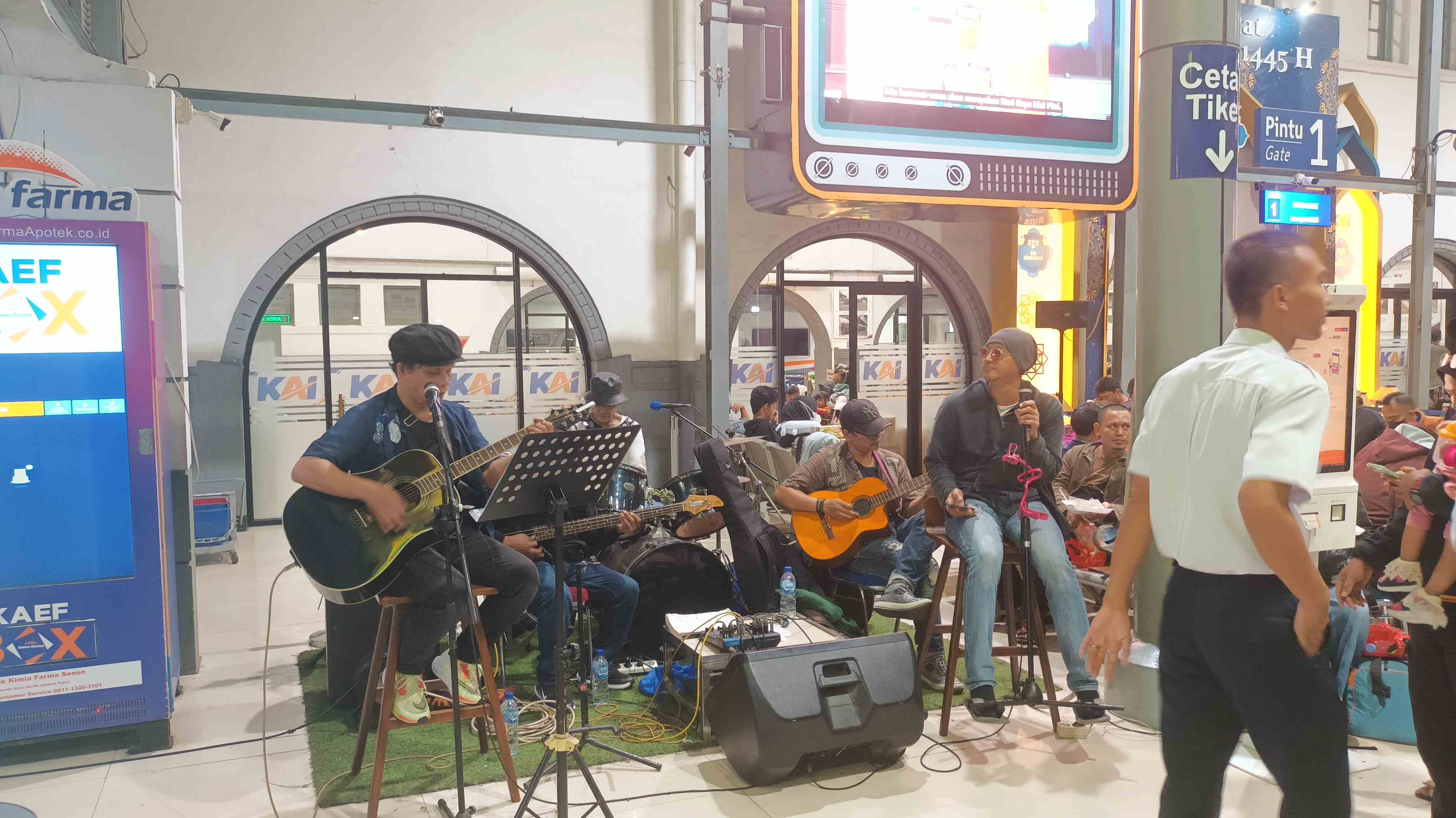 Keceriaan di Tengah Kepadatan Arus Mudik, Live Music Temani Ribuan Pemudik di Stasiun Pasar Senen