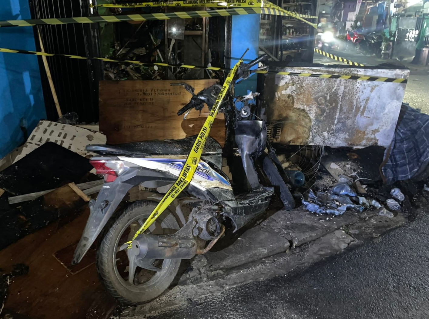 Nyalakan Korek Dekat Bensin, Pemuda Terbakar di Warung Madura