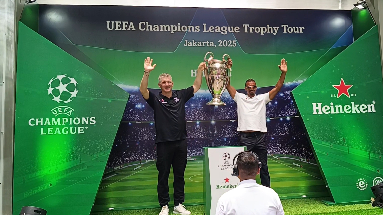 Dua Legenda Boyong Trofi Liga Champions ke Jakarta, Bastian Schweinsteiger dan Luis Nani Terkesima Antusiasme Fans