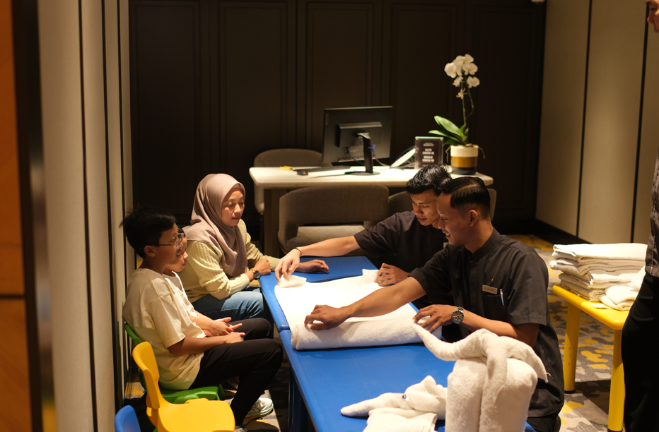 Sheraton Surabaya Hadirkan Pengalaman Seni lewat Thread of Love and Little Hands Towel Art