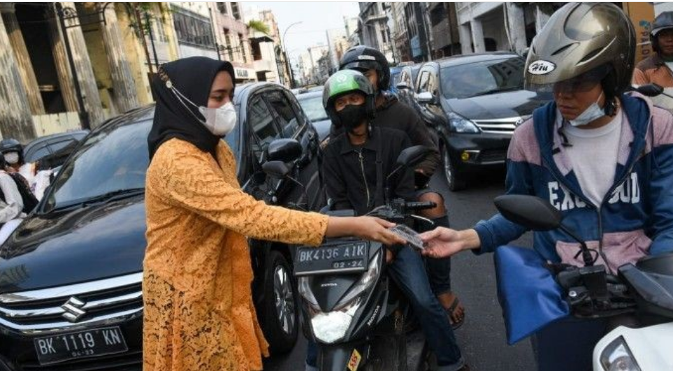 Peringati Hari Kartini, Polwan Sumut Pakai Kebaya Bagi-bagi Takjil Gratis