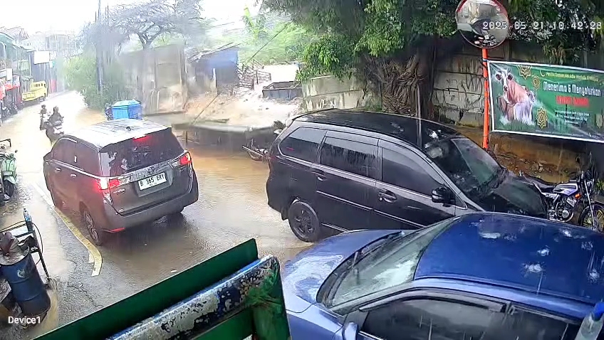 Tak Kuat Tahan Debit Air, Tembok Gudang SDA di Pasar Minggu Jebol