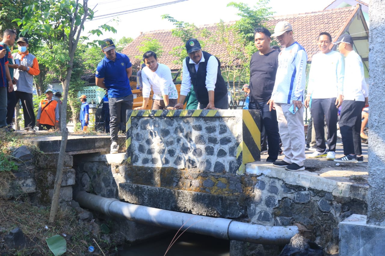 Gerebek Kampung Kumuh di Kota Pasuruan, Gus Ipul  Cek Gorong-Gorong