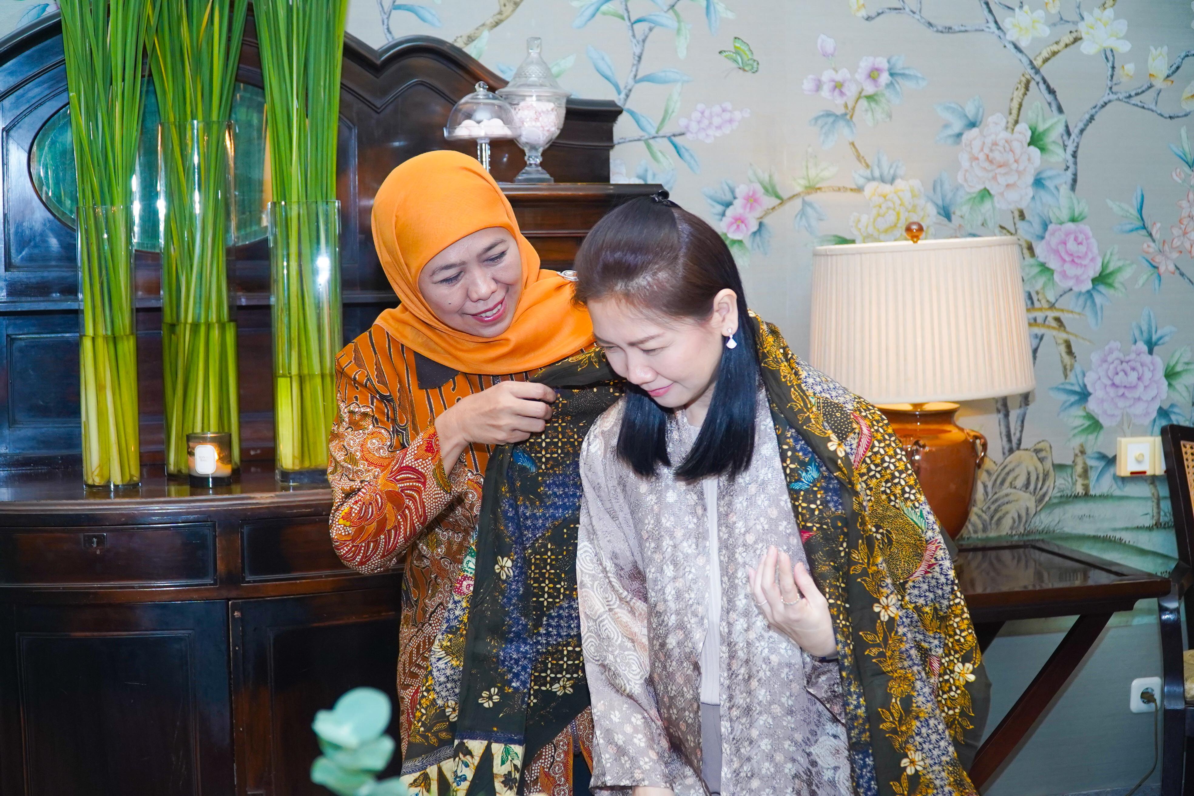 Khofifah Kenalkan Batik Gentongan Tanjung Bumi ke Istri Dubes Thailand