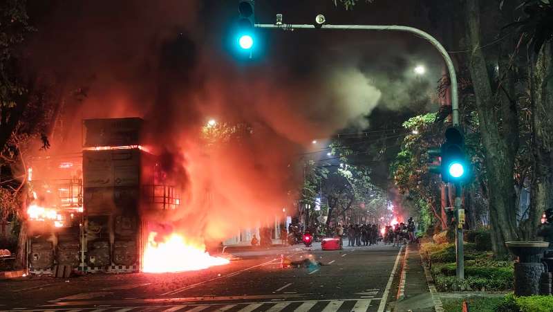 Tiga Pos Polisi di Surabaya Dibakar Massa
