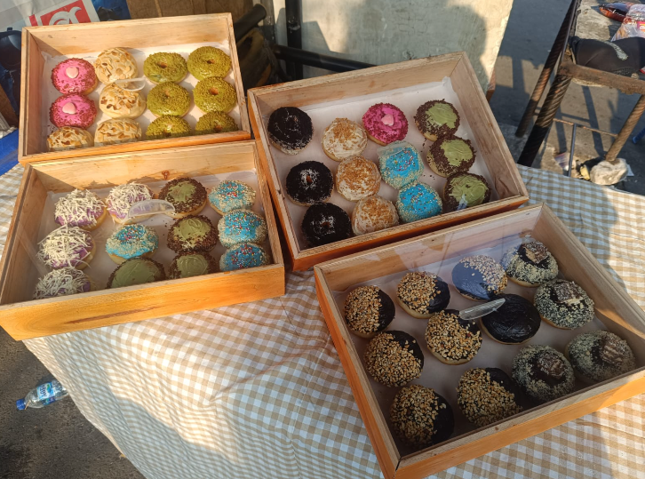 Saat Harga Plastik Ngegas, Donat Mengecil dan Katering Beralih ke Daun Pisang