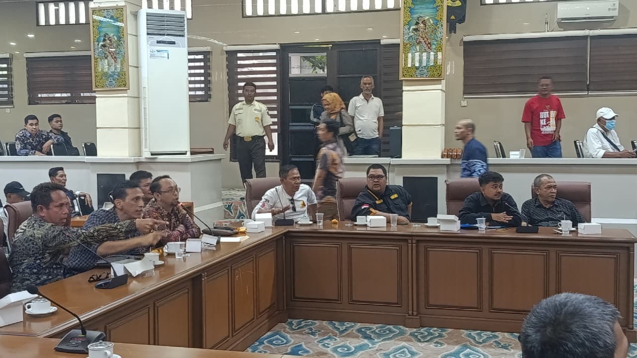 PANAS! Polemik Stasiun Batik Trusmi Cirebon: Owner Walk Out di Rapat DPRD, KAI Minta Maaf