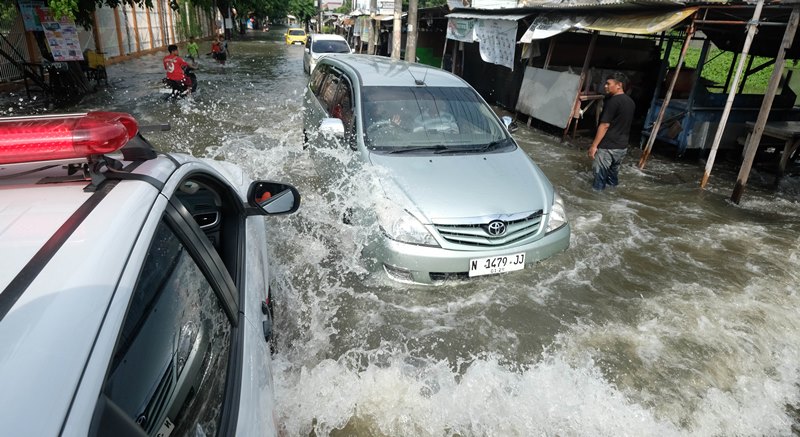 Kecamatan Waru, Sidoarjo, Terendam Banjir: Terabas Air demi Misa Natal