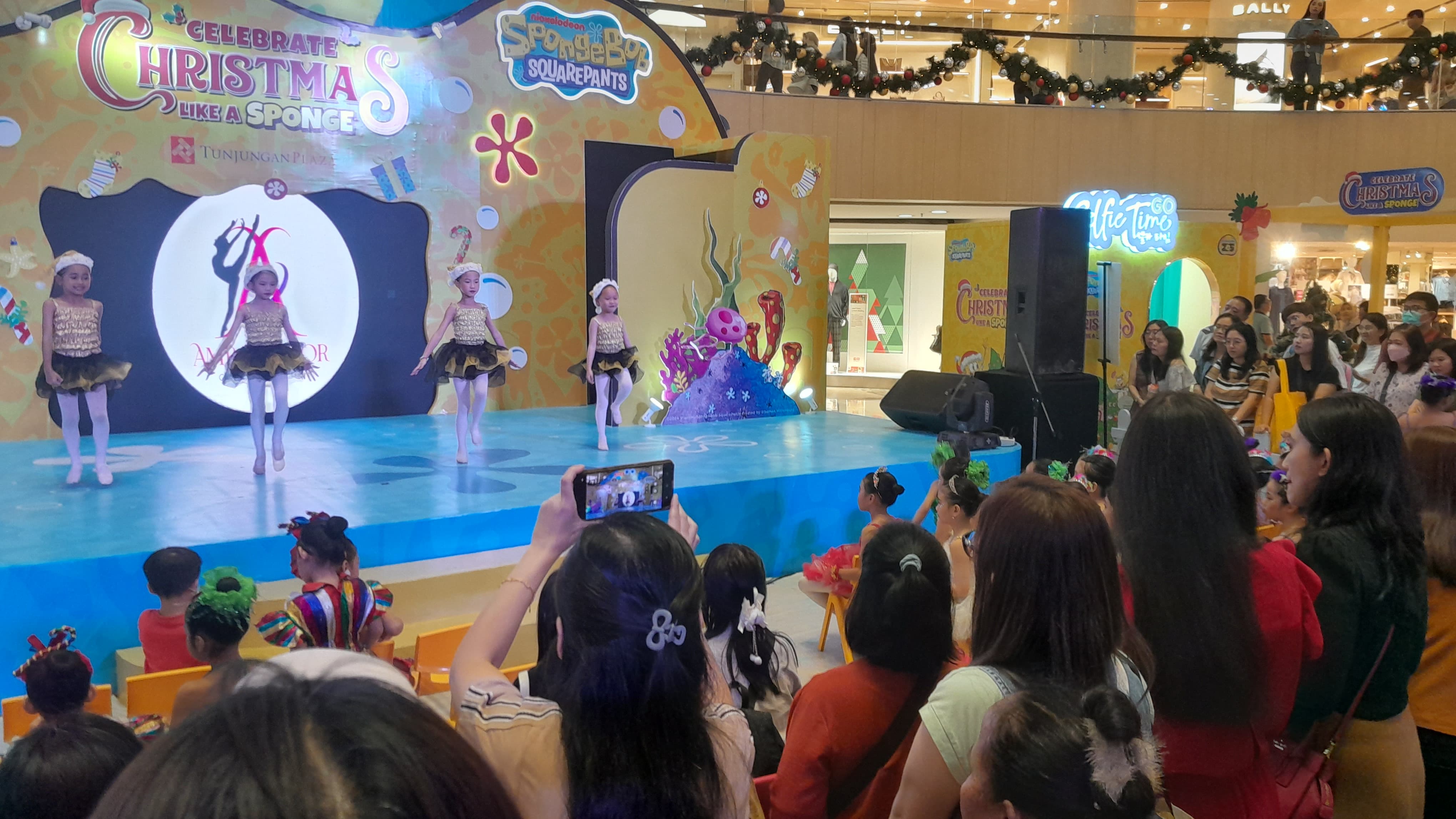 Spongebob Meriahkan Natal di Tunjungan Plaza